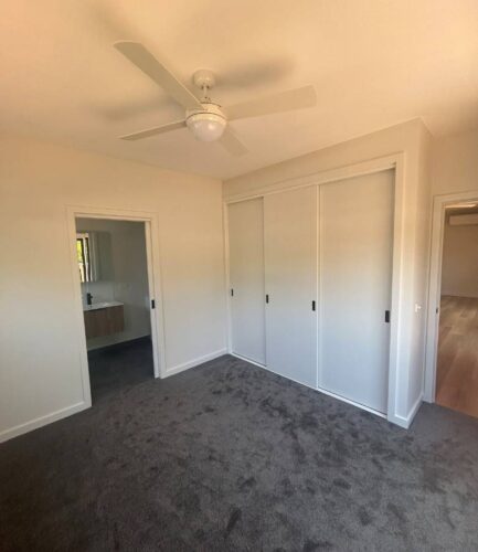 Prime portable bedroom with carpet and build in cupboards